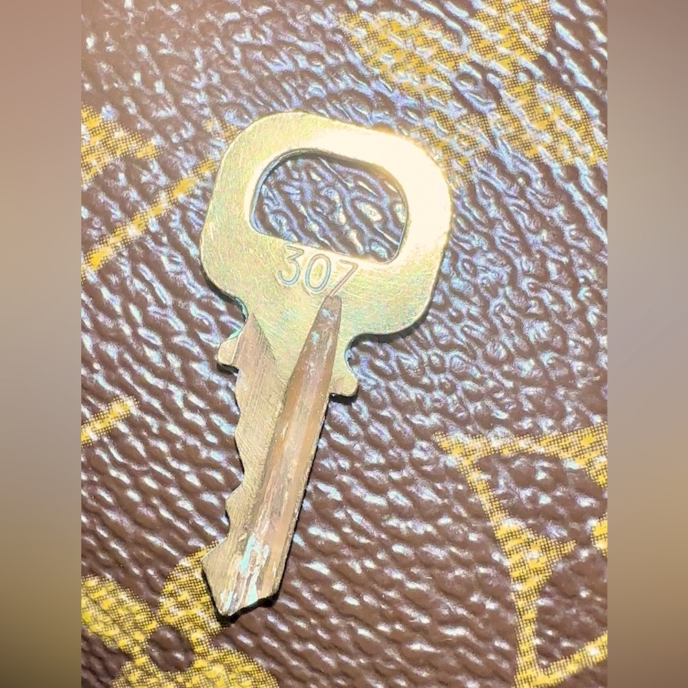 💯 Authentic Louis Vuitton Gold Brass Key #307